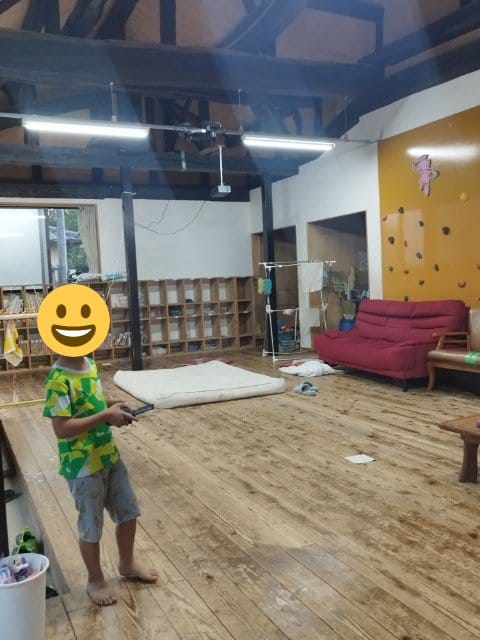 1人、屋内の画像のようです